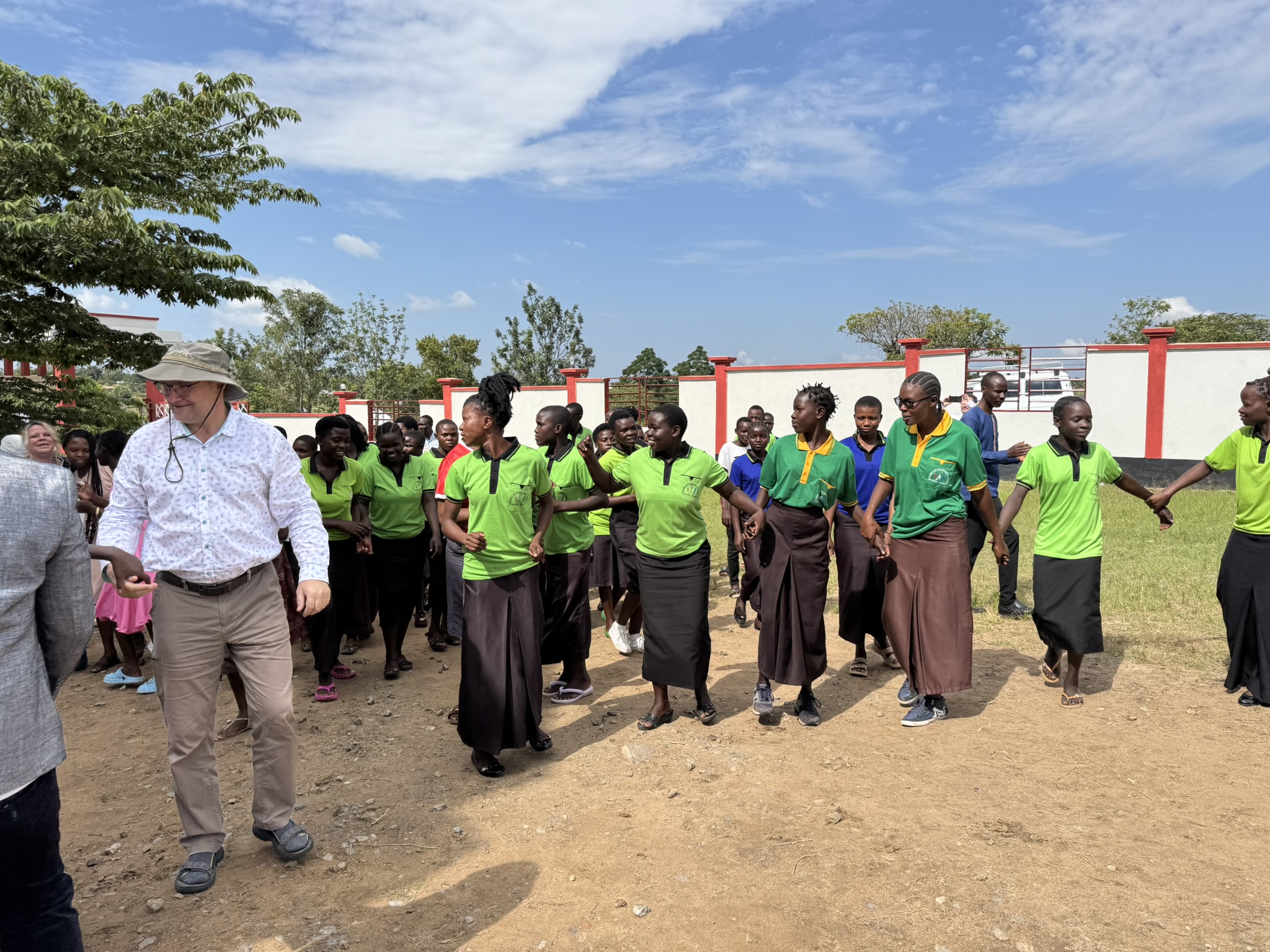 Holger Hoppe mit Schülerinnen in Mugumu