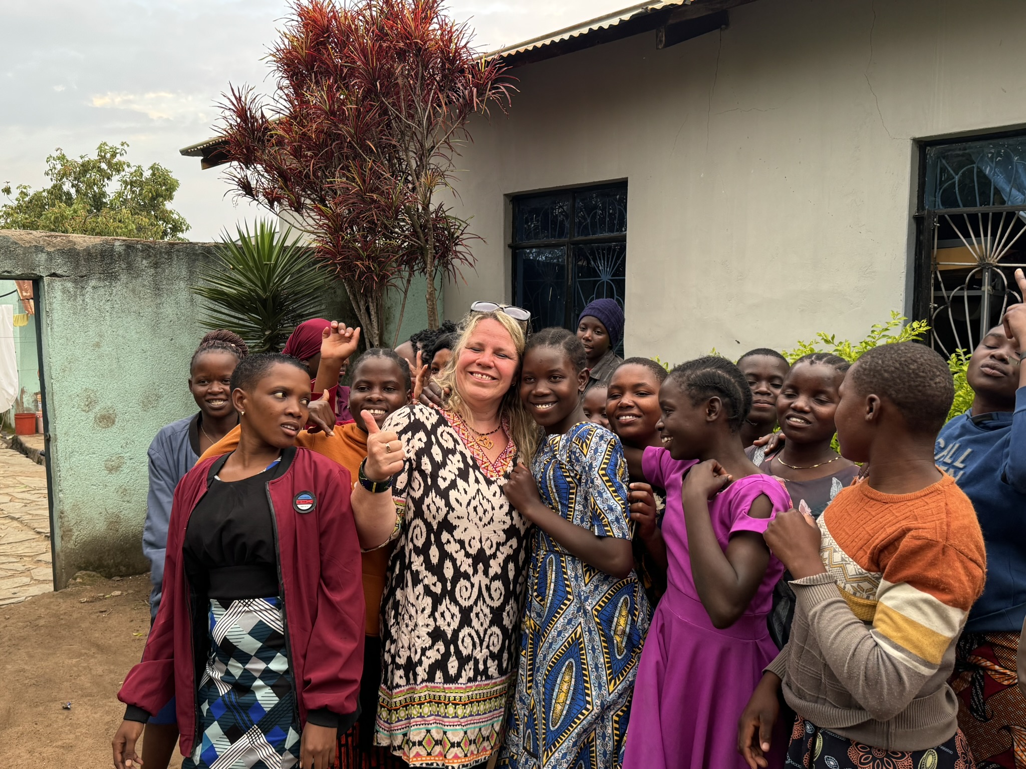 Unterstützerin mit Schülerinnen in Mugumu